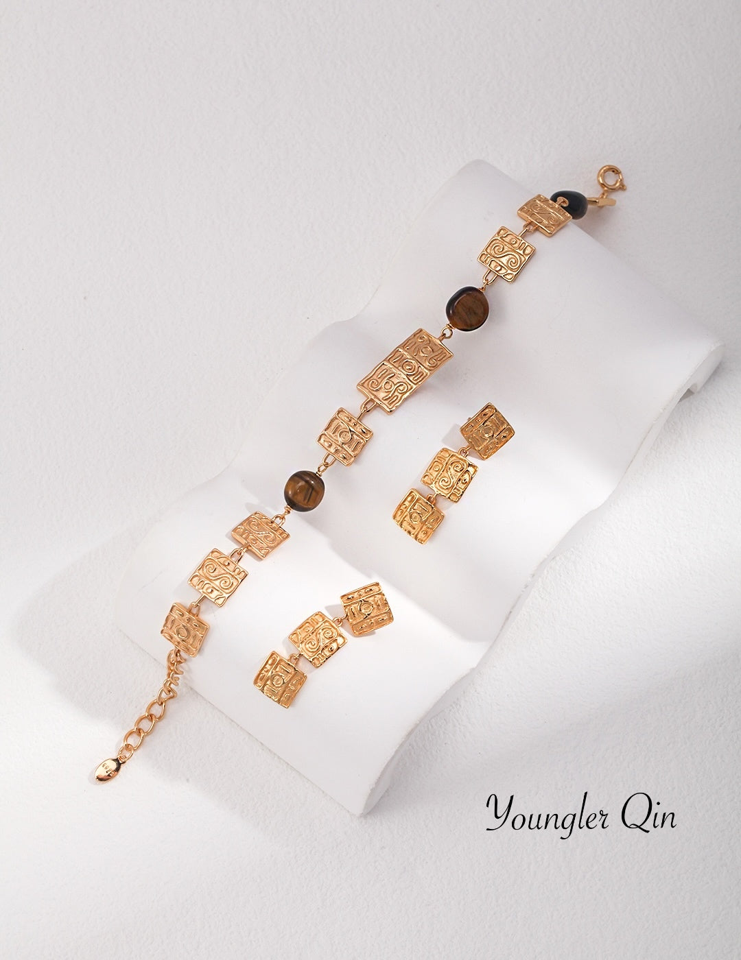 Relief Bracelet · Tiger Gaze