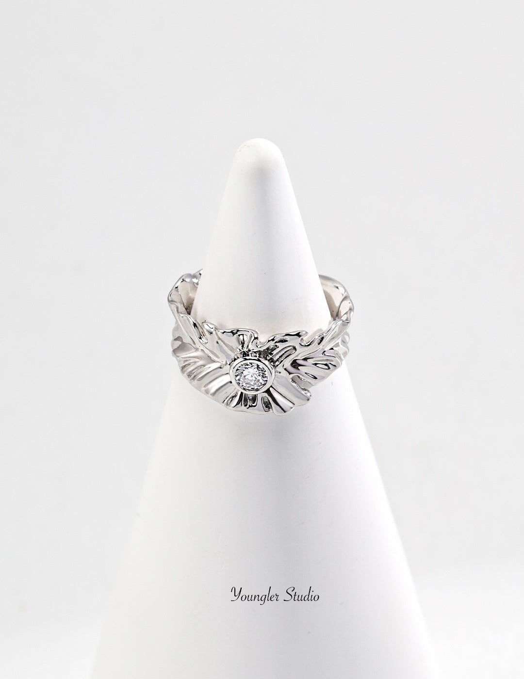 Carved Leaf Ring with Zircon – Sculptural Finish