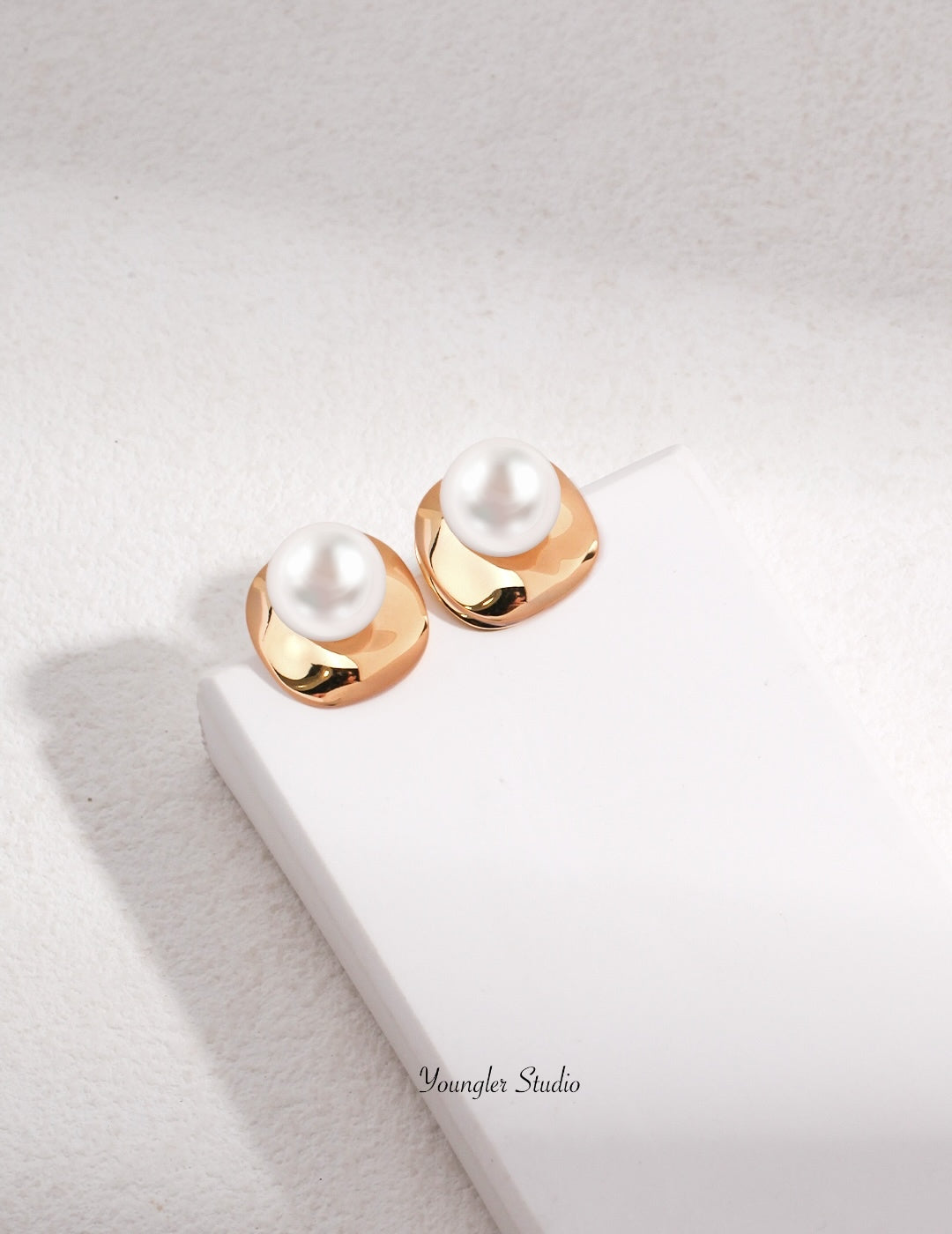 Luna Curve Pearl Studs