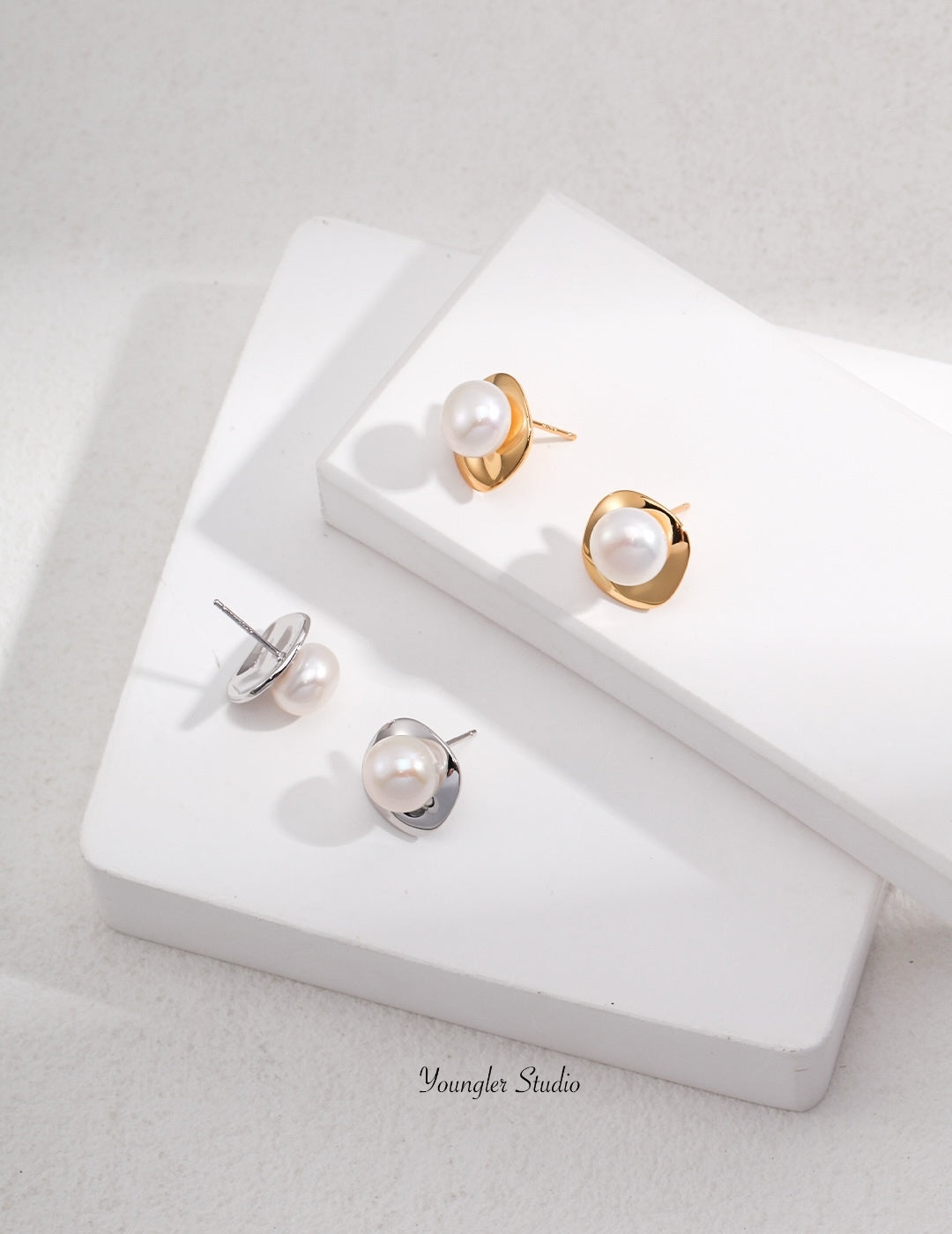 Luna Curve Pearl Studs