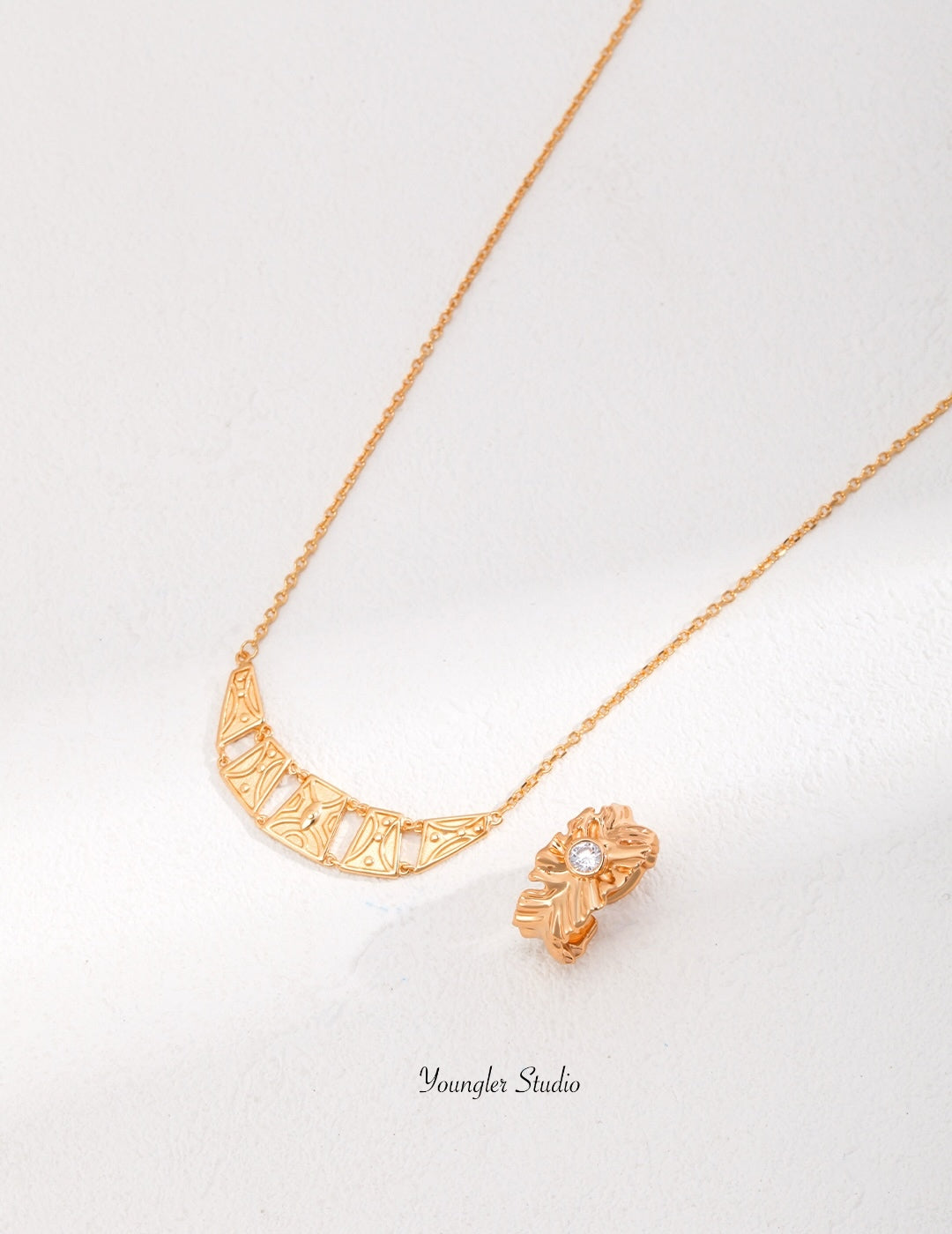 Carved Leaf Ring with Zircon – Sculptural Finish