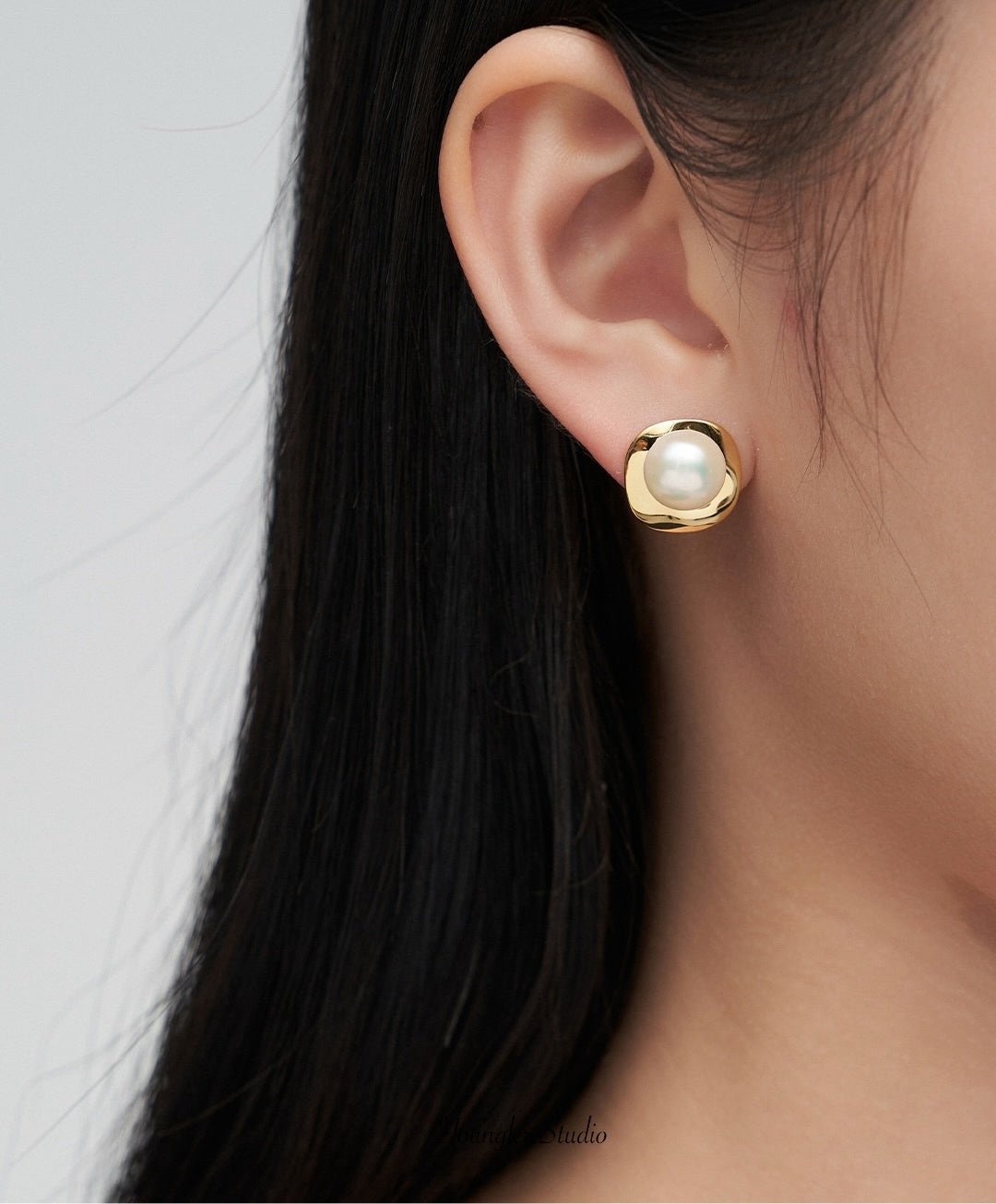 Luna Curve Pearl Studs