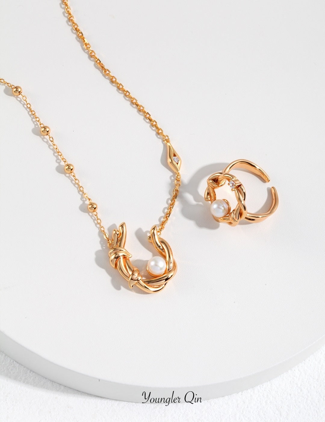 Willow Loop Pearl Necklace