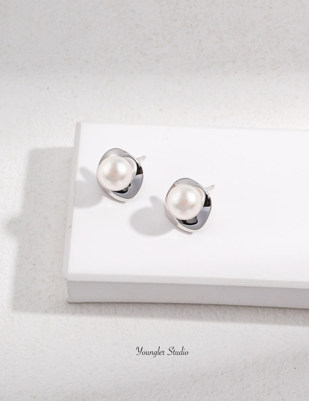 Luna Curve Pearl Studs