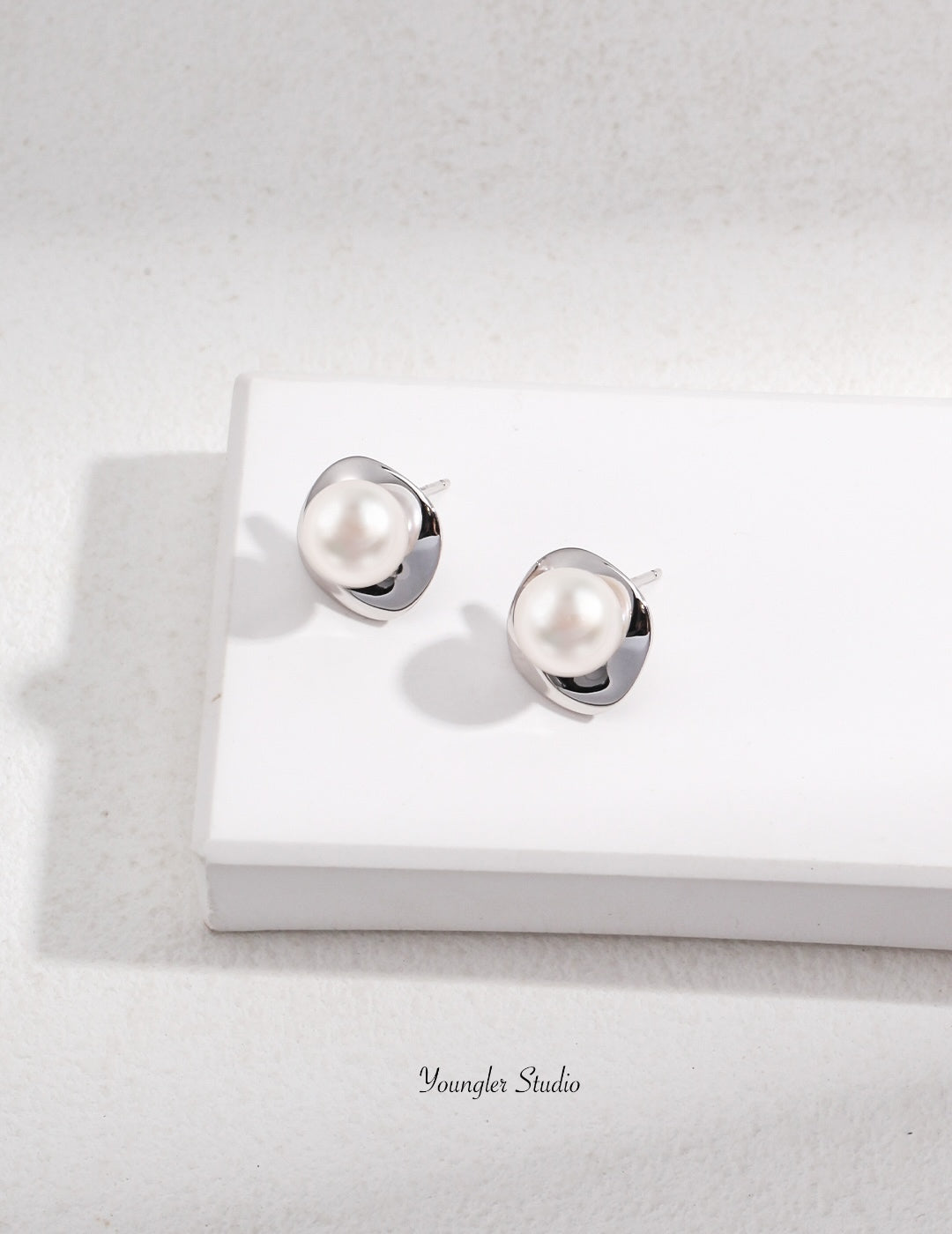 Luna Curve Pearl Studs