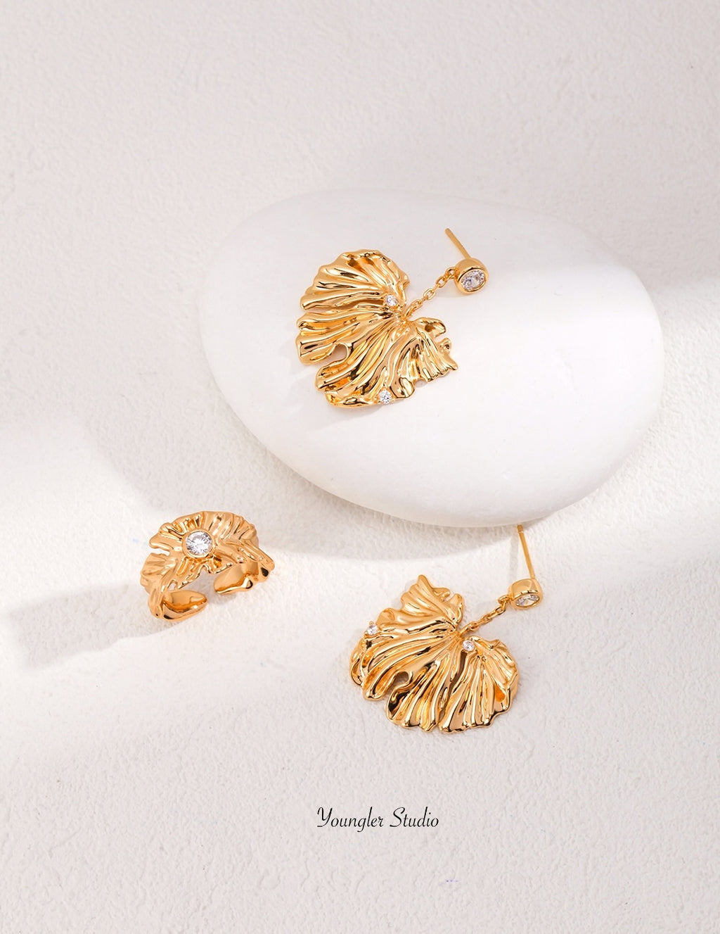 Carved Leaf Ring with Zircon – Sculptural Finish