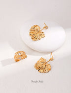 Carved Leaf Ring with Zircon – Sculptural Finish