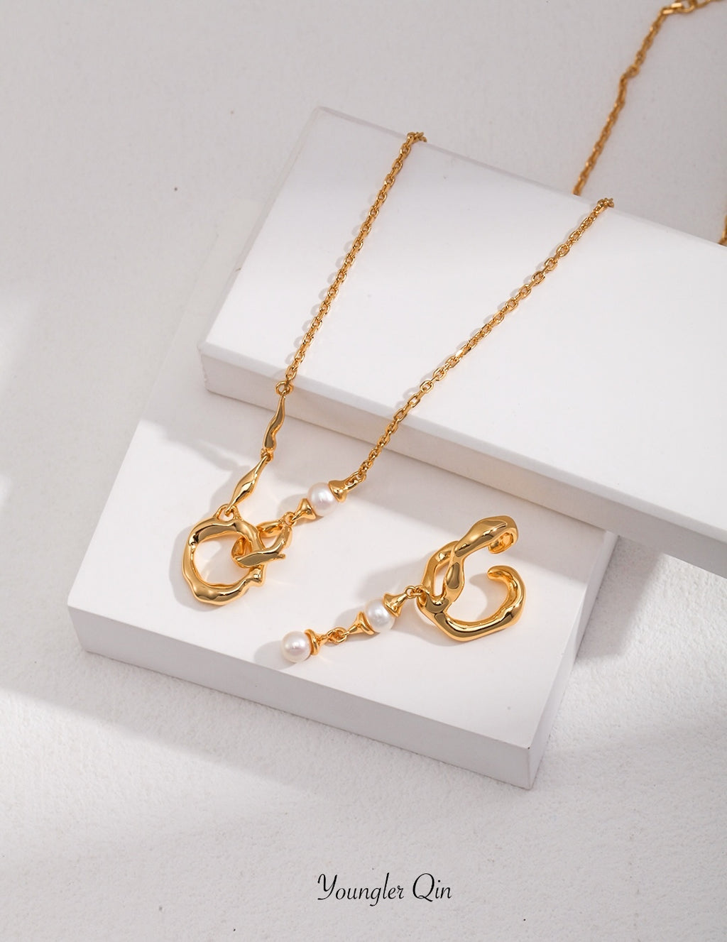 Interlocking Ripple Necklace