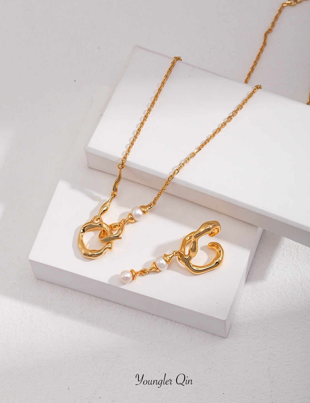 Interlocking Ripple Necklace