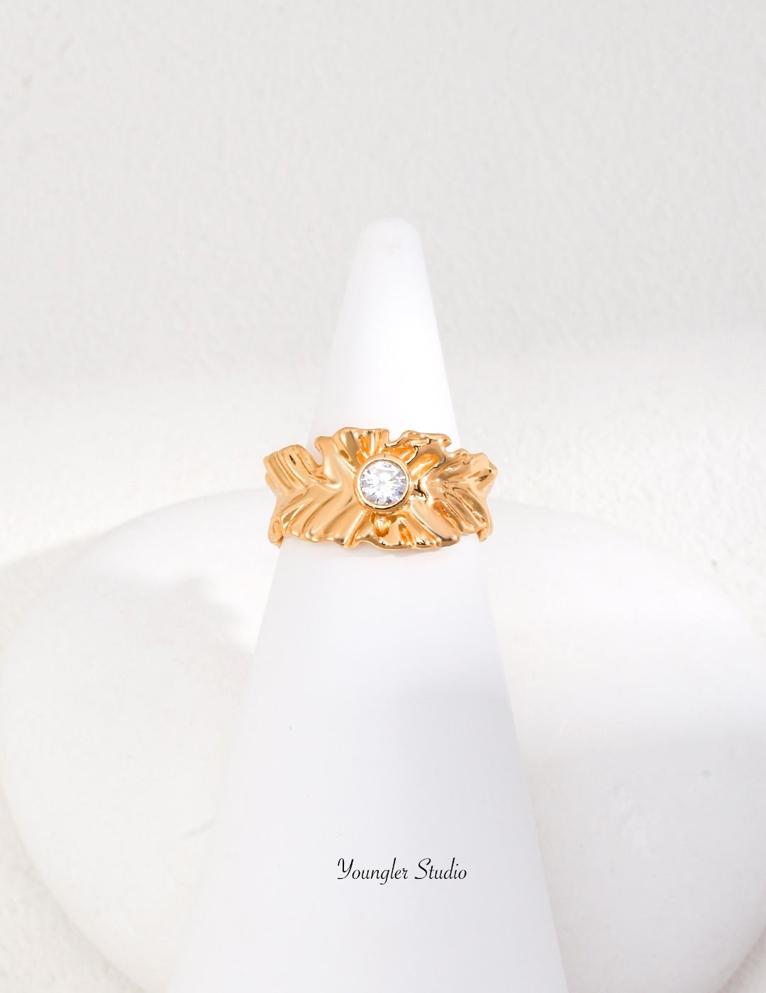 Carved Leaf Ring with Zircon – Sculptural Finish