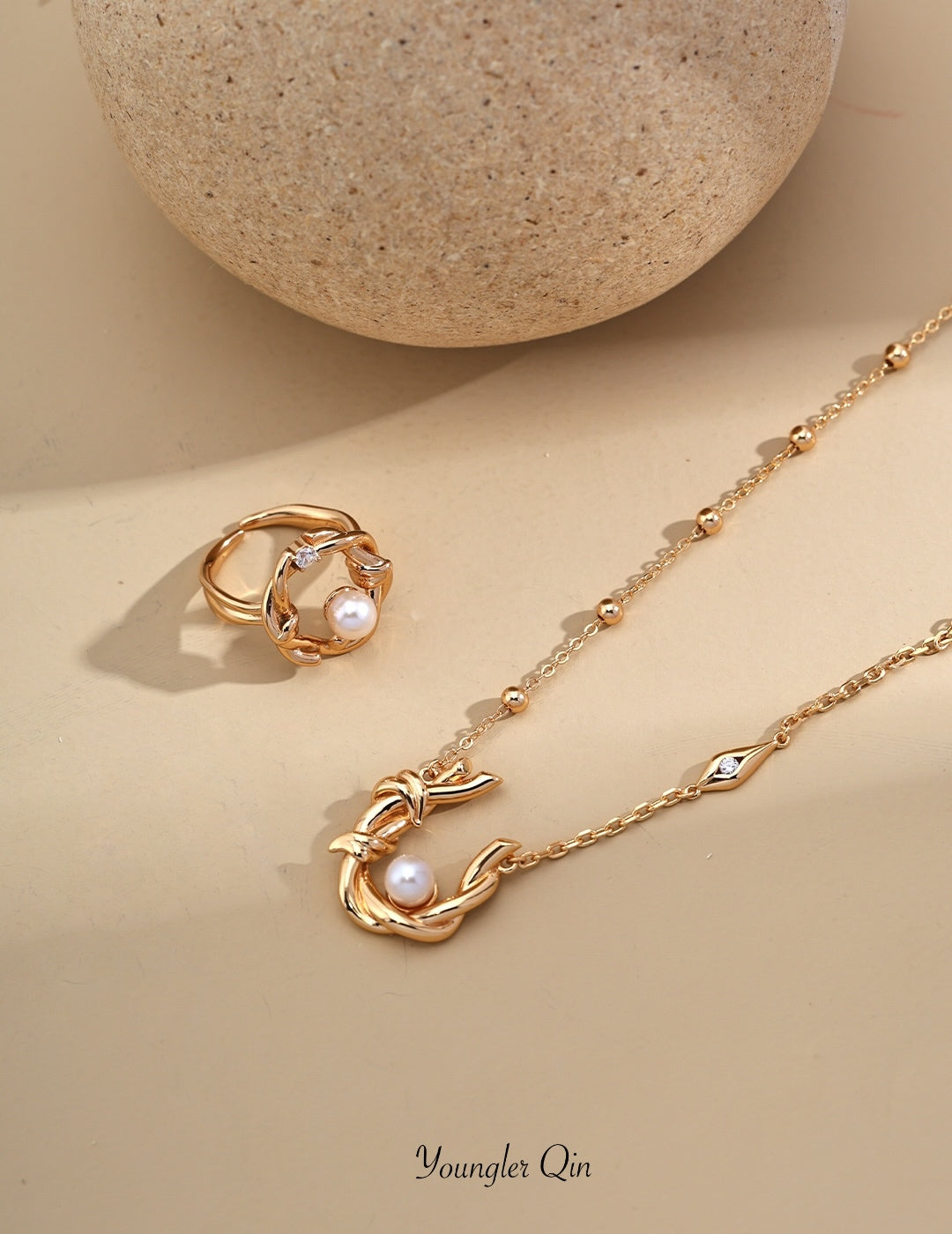 Willow Loop Pearl Necklace